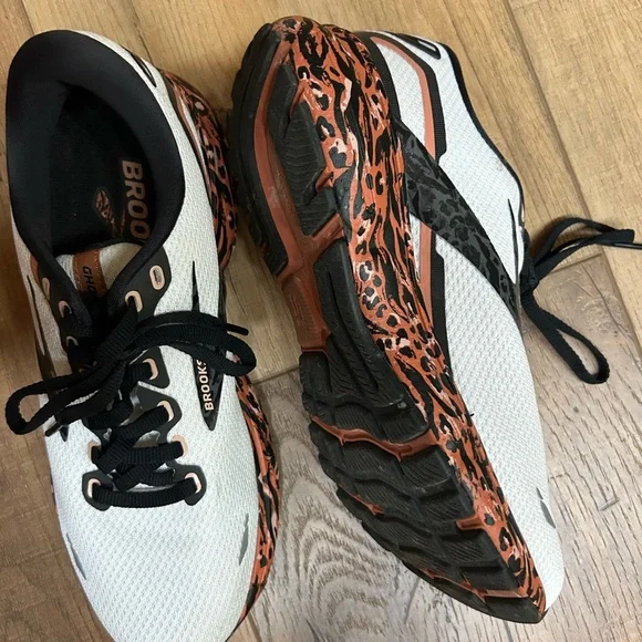 Brooks Dynamic White and Orange Sneakers - Picture 5 of 5